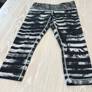 Lululemon black white pattern cropped leggings 8